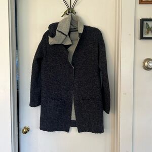 Cozy blue hoody with button and pockets